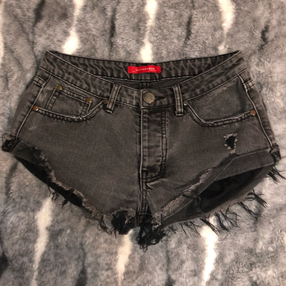 Signature8 cutoff black shorts